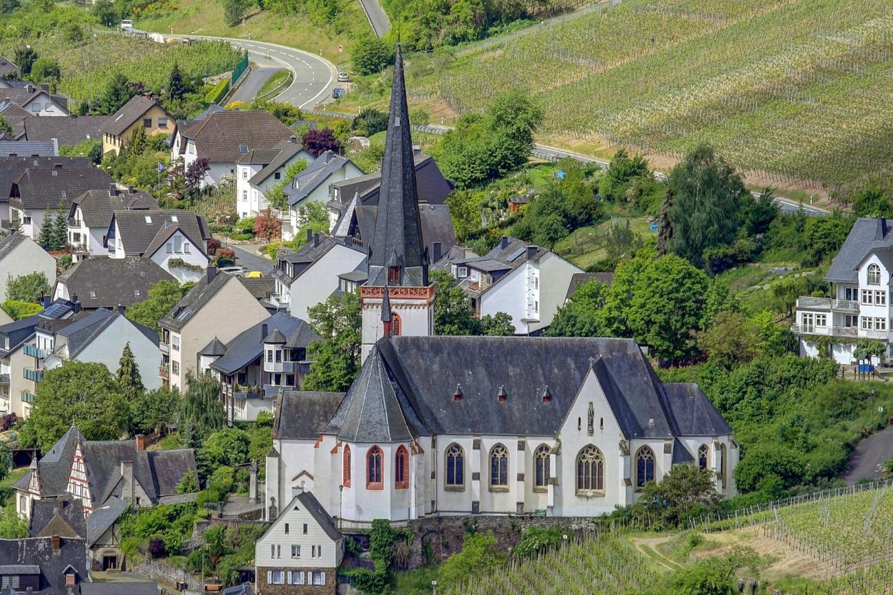 Klotten Kirche von Ruine aus
