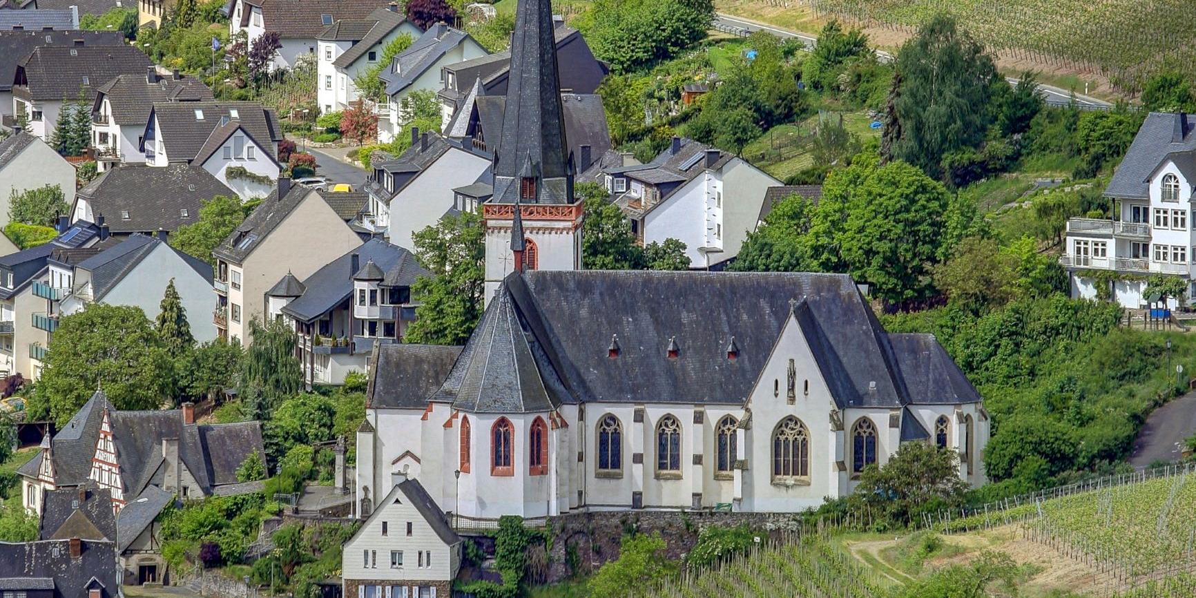 Klotten Kirche von Ruine aus
