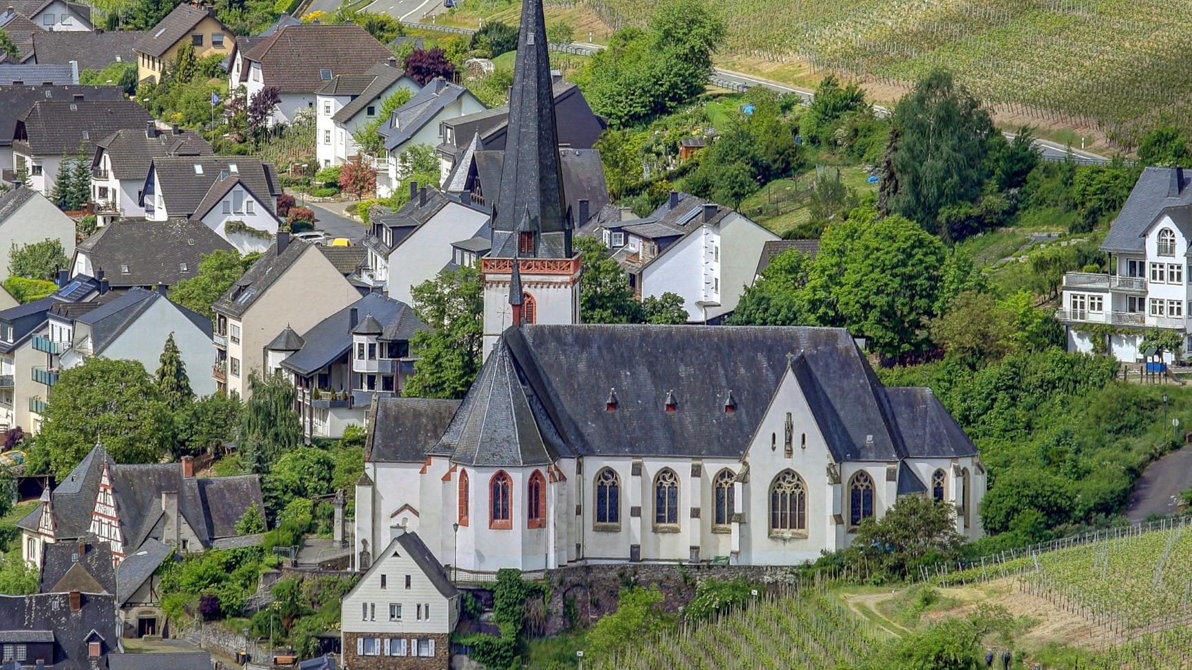 Klotten Kirche von Ruine aus