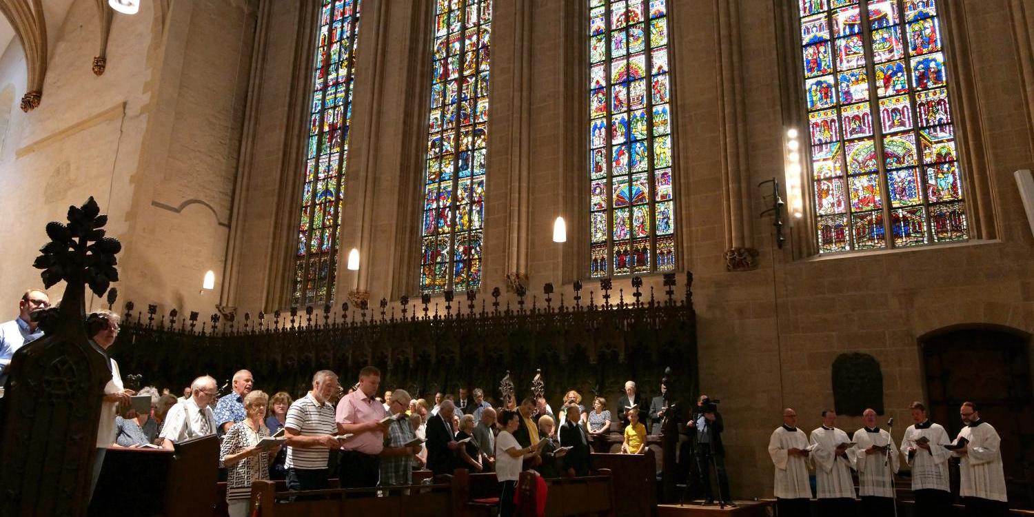 Bild eines Chores während der Messe