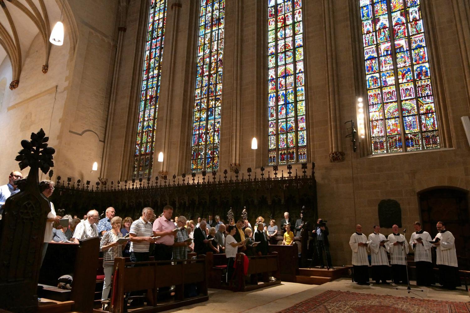 Bild eines Chores während der Messe