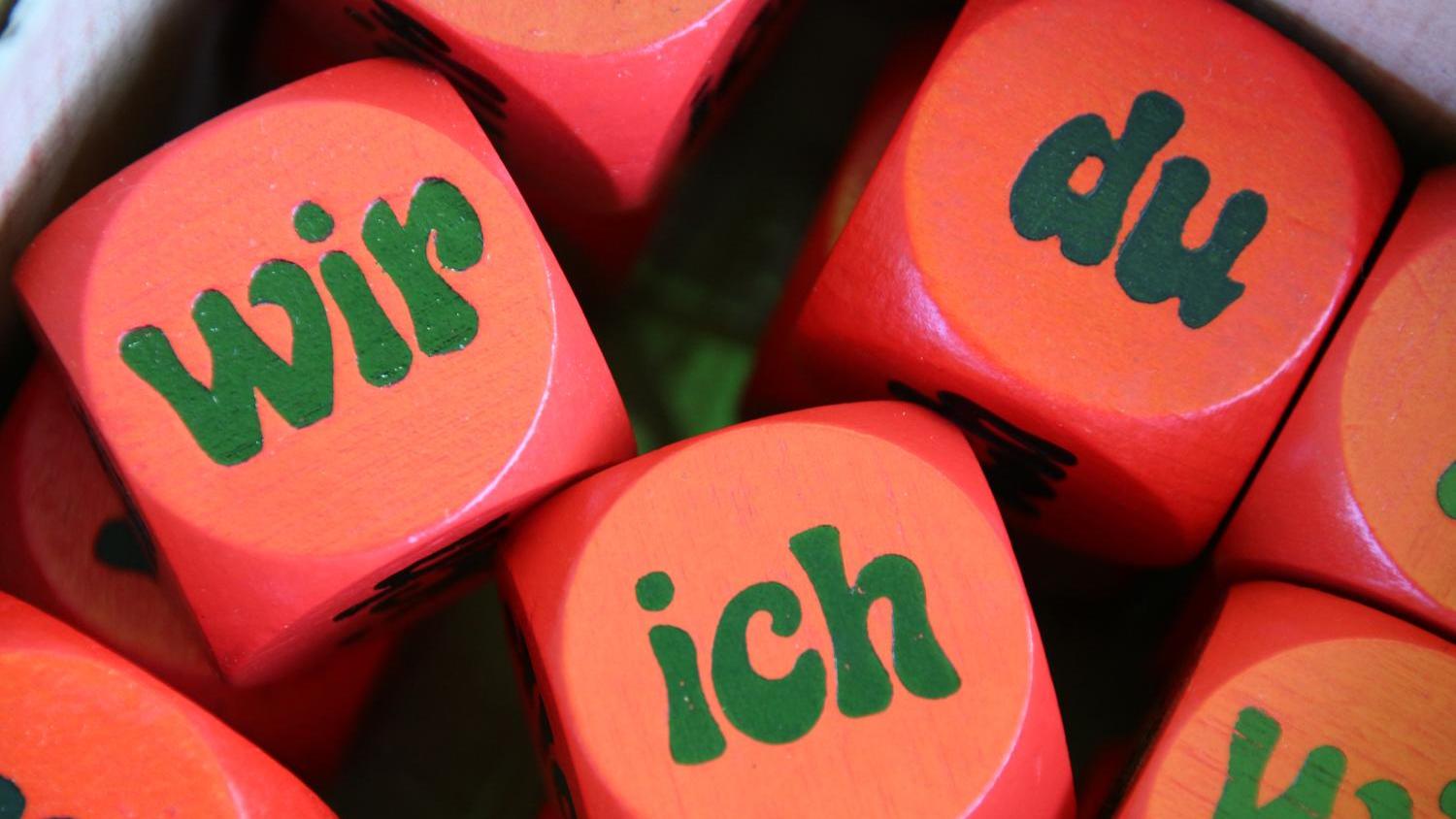 würfel mit der Aufschrift: wir, du, ich