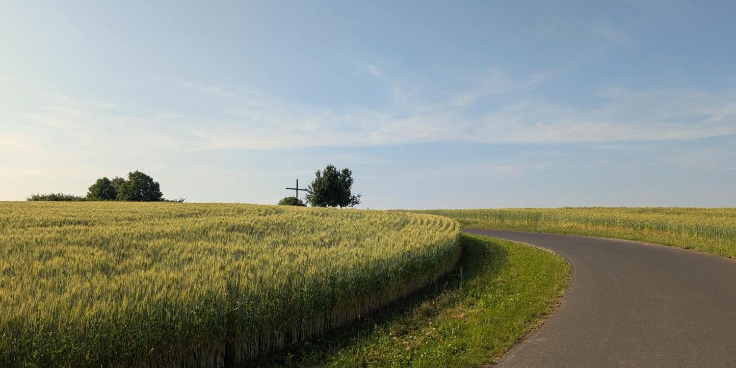 Weg zwischen Feldern (c) Christian Schmitt, Pfarrbriefservice Weg zwischen Feldern