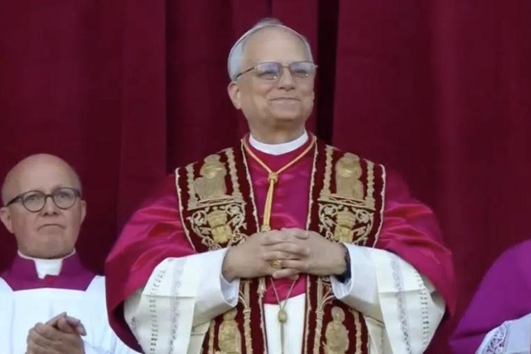 Papst Robert Francis Prevost ( Leo der 14.) zeigt sich zum ersten Mal nach seiner Wahl auf dem Balkon des Petersdoms