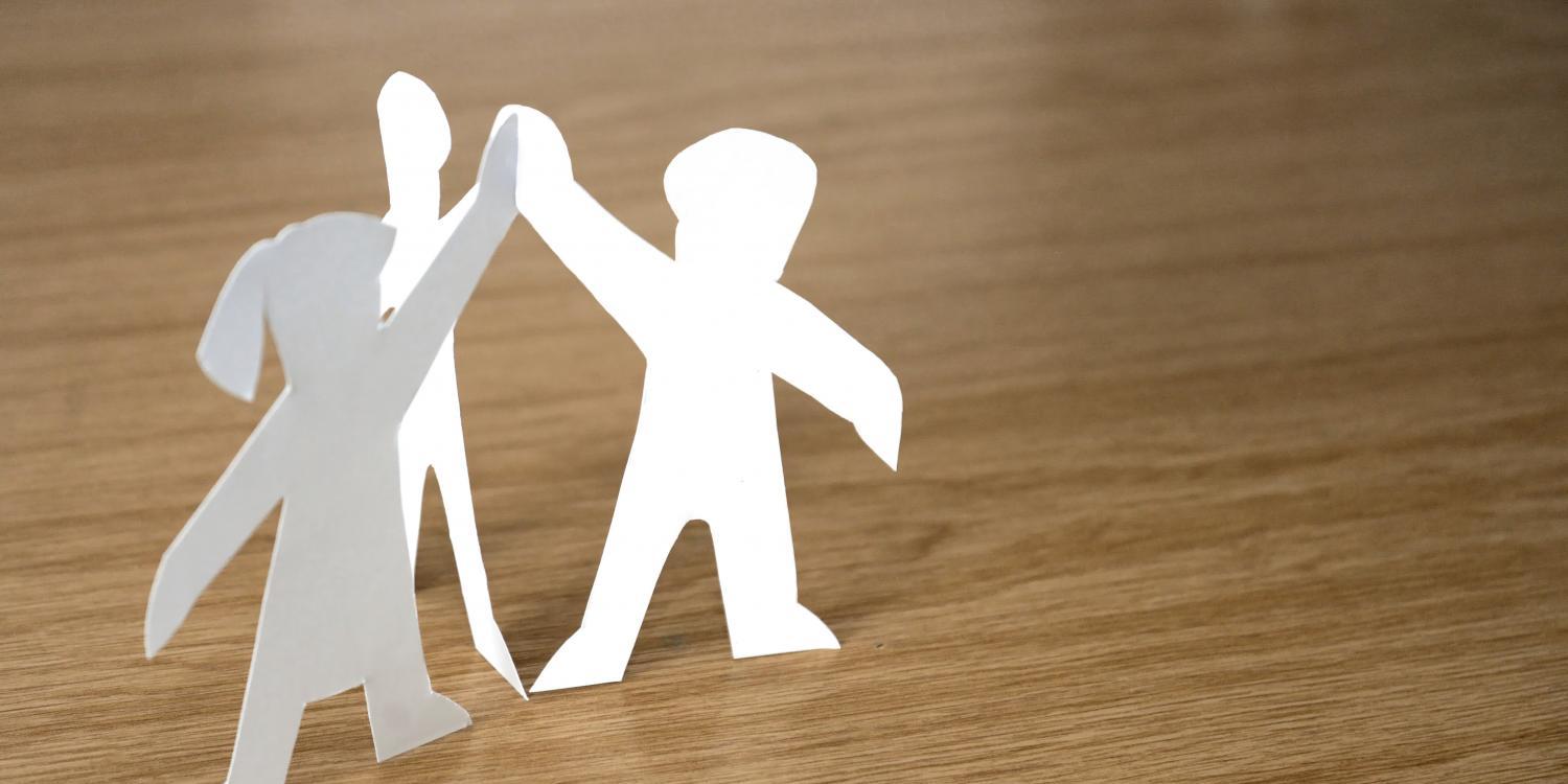 3 Pappfiguren, die sich die Hände reichen (c) paper-figures-6652452_by_congerdesign_pixabay_pfarrbriefservice 3 Pappfiguren, die sich die Hände reichen