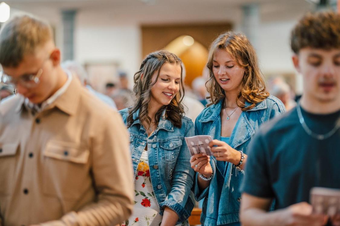 Jugendliche im Gottesdienst