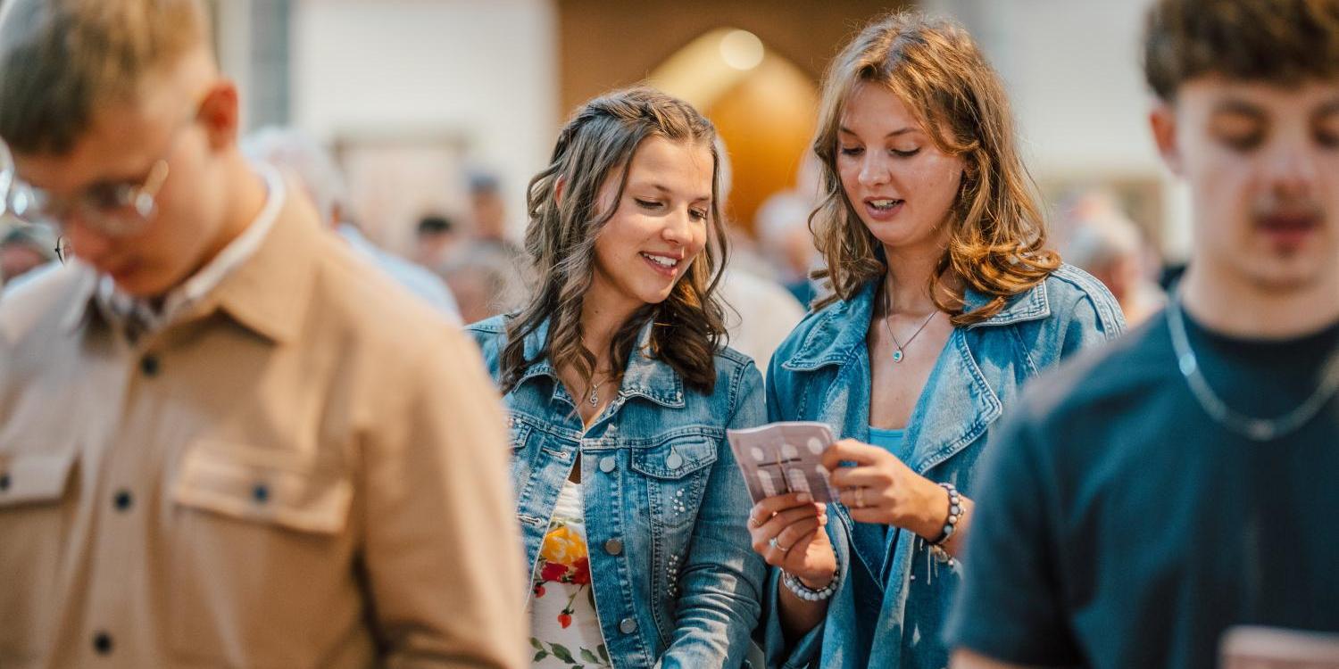 Jugendliche im Gottesdienst