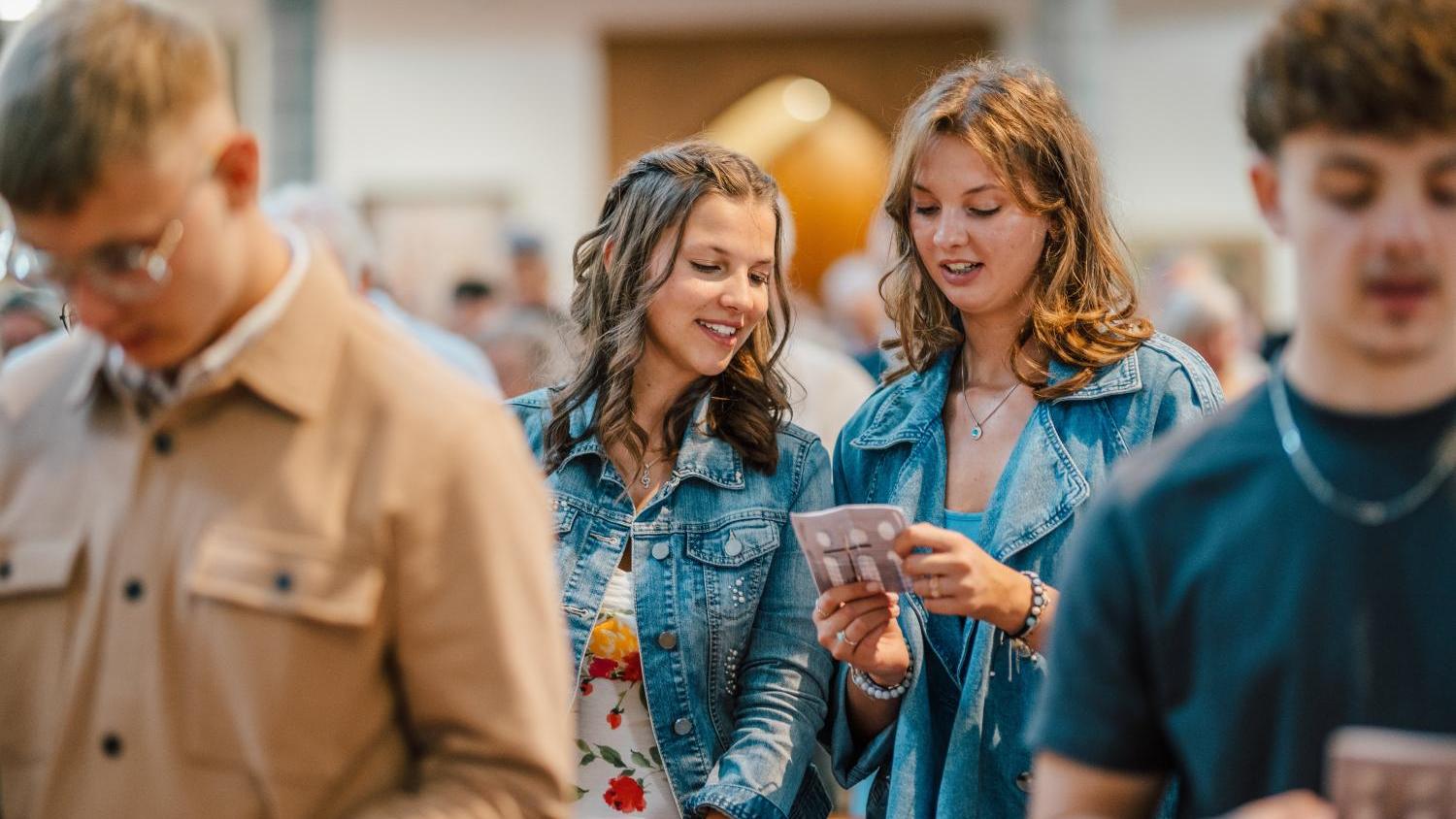 Jugendliche im Gottesdienst